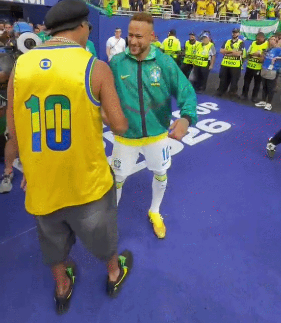 Người giấu mặt thu h&uacute;t 70 triệu lượt xem khi ch&agrave;o hỏi đội Brazil, ri&ecirc;ng Neymar &ocirc;m chặt kh&ocirc;ng bu&ocirc;ng - Ảnh 1.
