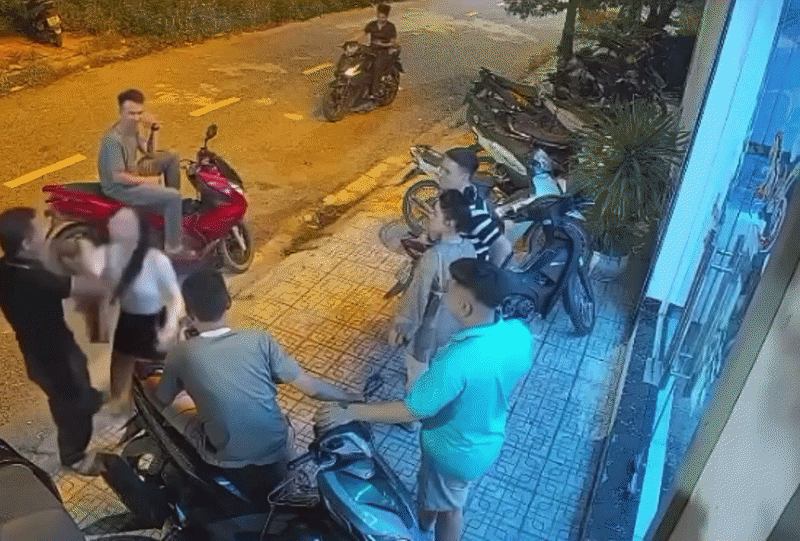 Tìm ra người đàn ông tát cô gái trước quán karaoke sau khi trêu ghẹo nhưng bị phản ứng ở Ninh Bình - Ảnh 2.