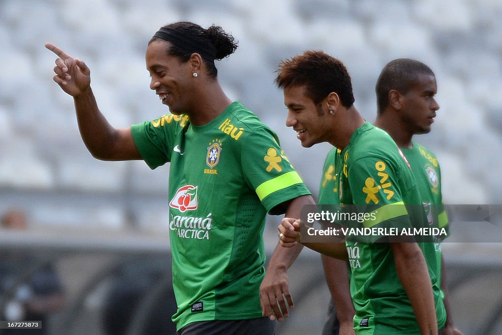 Người giấu mặt thu h&uacute;t 70 triệu lượt xem khi ch&agrave;o hỏi đội Brazil, ri&ecirc;ng Neymar &ocirc;m chặt kh&ocirc;ng bu&ocirc;ng - Ảnh 3.