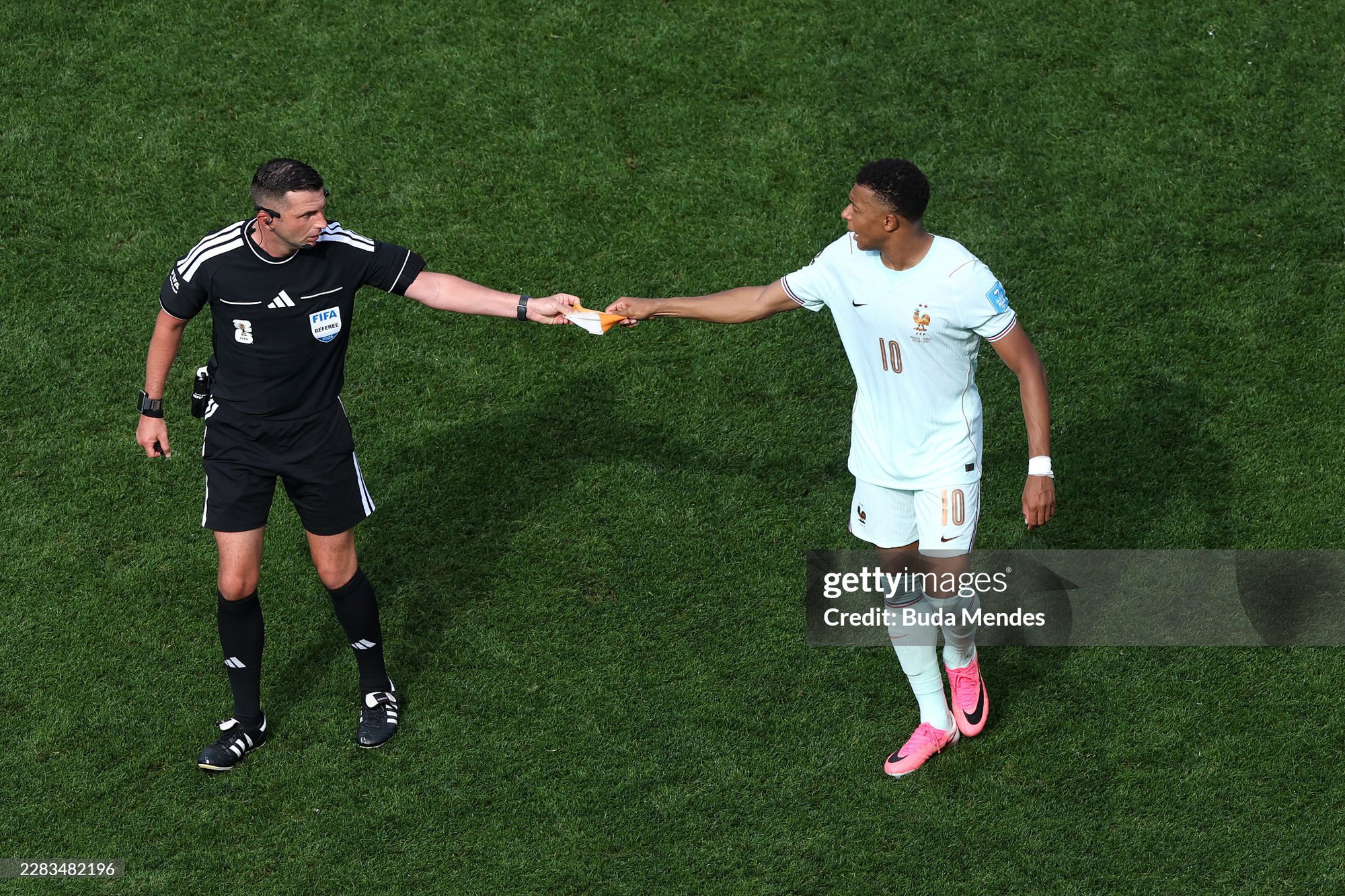 Viral khoảnh khắc Mbappe điềm nhi&ecirc;n nhờ trọng t&agrave;i "ship h&agrave;ng" ngay tr&ecirc;n s&acirc;n - Ảnh 2.