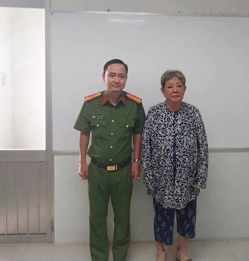 Lục Thị Hồng Li&ecirc;n 66 tuổi ra đầu th&uacute;  - Ảnh 1.