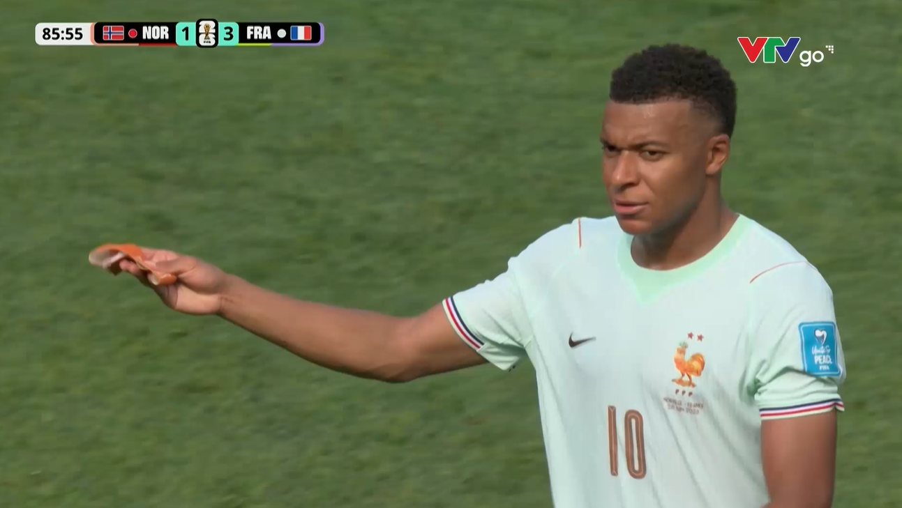 Viral khoảnh khắc Mbappe điềm nhi&ecirc;n nhờ trọng t&agrave;i "ship h&agrave;ng" ngay tr&ecirc;n s&acirc;n - Ảnh 1.