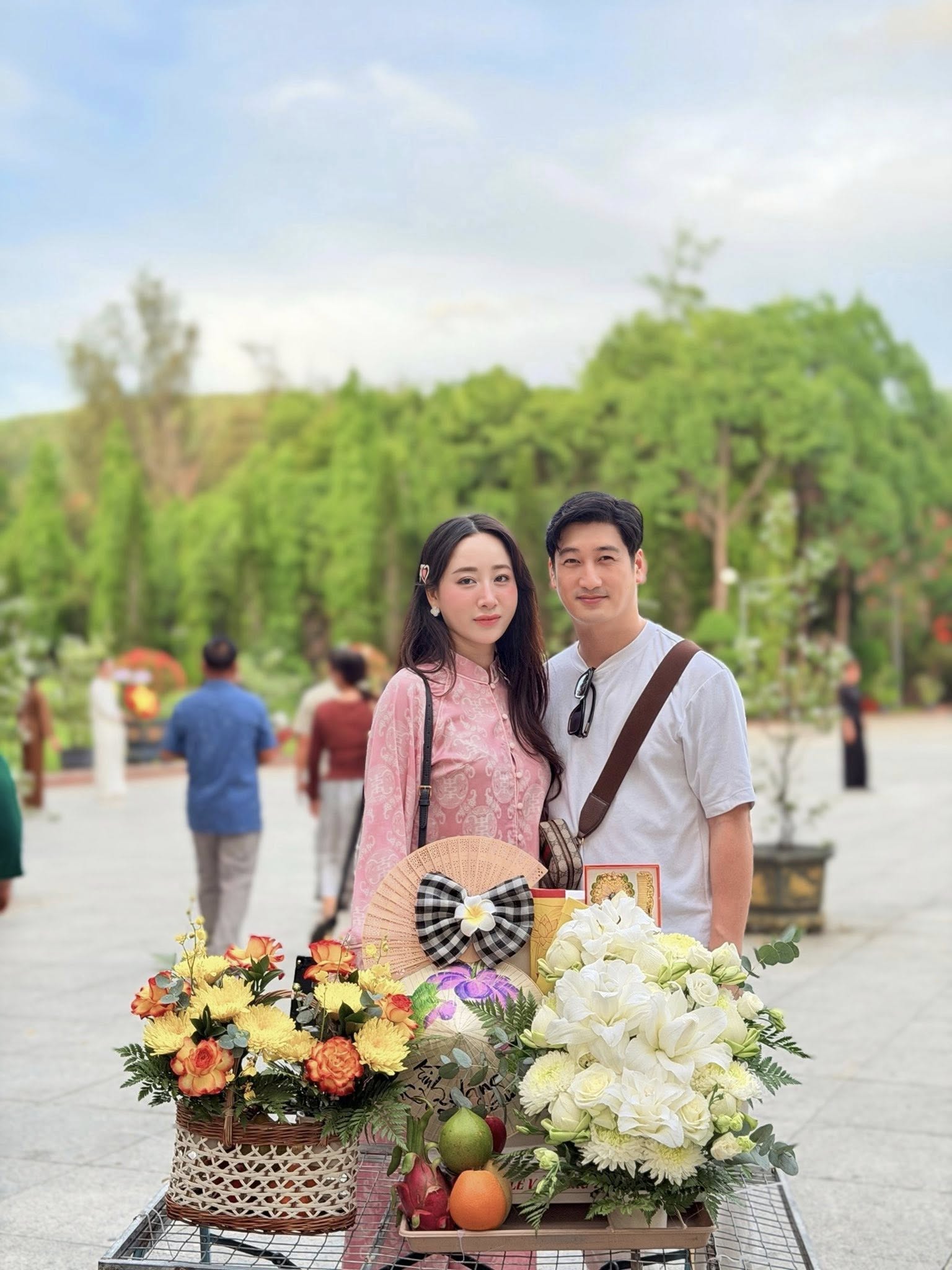 Nam NSƯT sống thử 2 năm mới cưới vợ lần 3 l&agrave; một nữ diễn vi&ecirc;n gợi cảm - Ảnh 1.