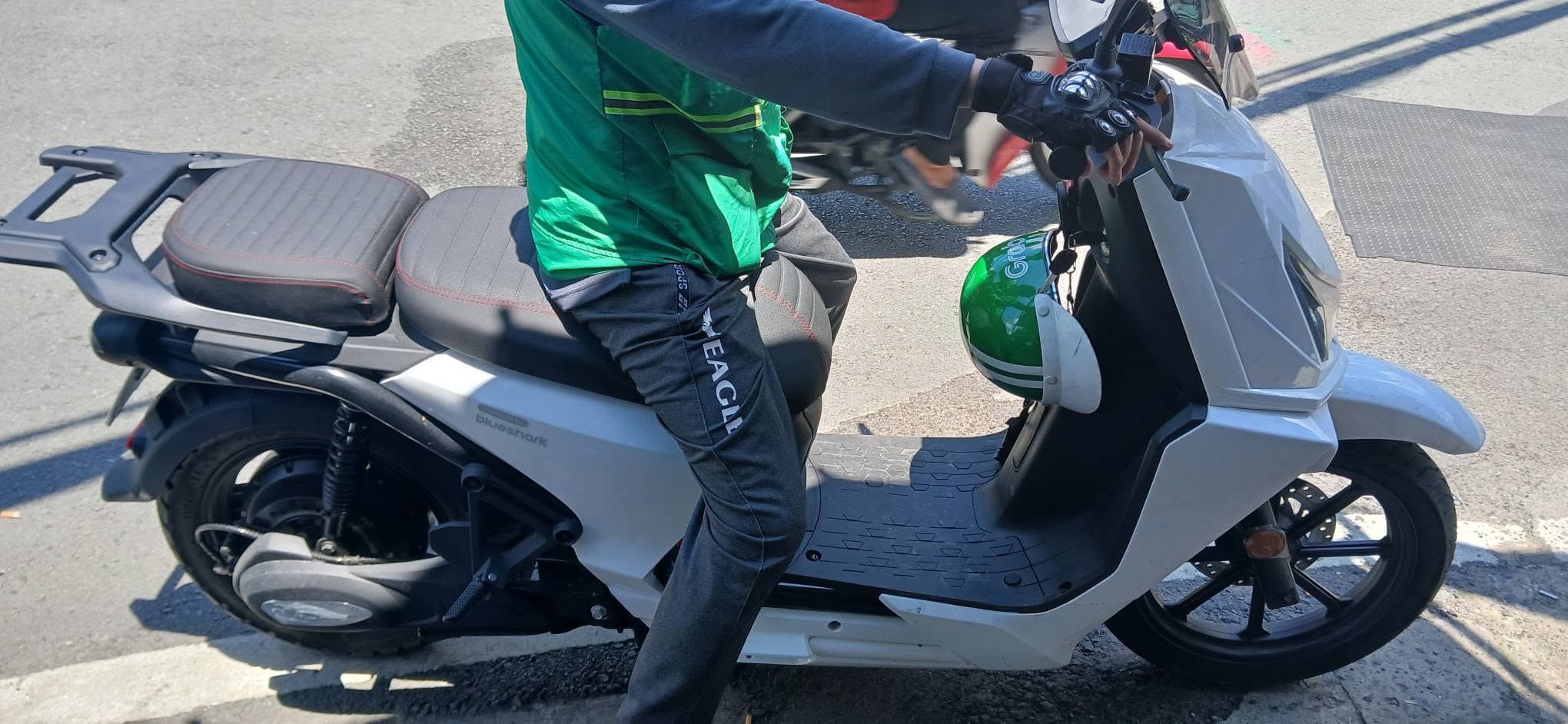 Xe máy điện Malaysia bất ngờ lăn bánh ở TP.HCM: 5 giây đầy pin, chạy gần 100km/h, có cửa thắng xe Việt? - Ảnh 1.