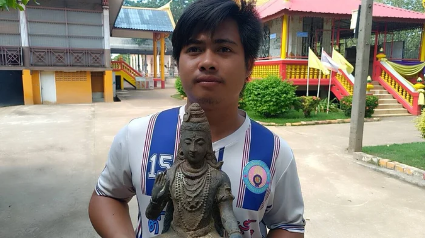 Đang câu cá, người đàn ông tái mặt khi kéo lên vật nặng dưới nước, sự thật khiến ai cũng ngỡ ngàng - Ảnh 1.