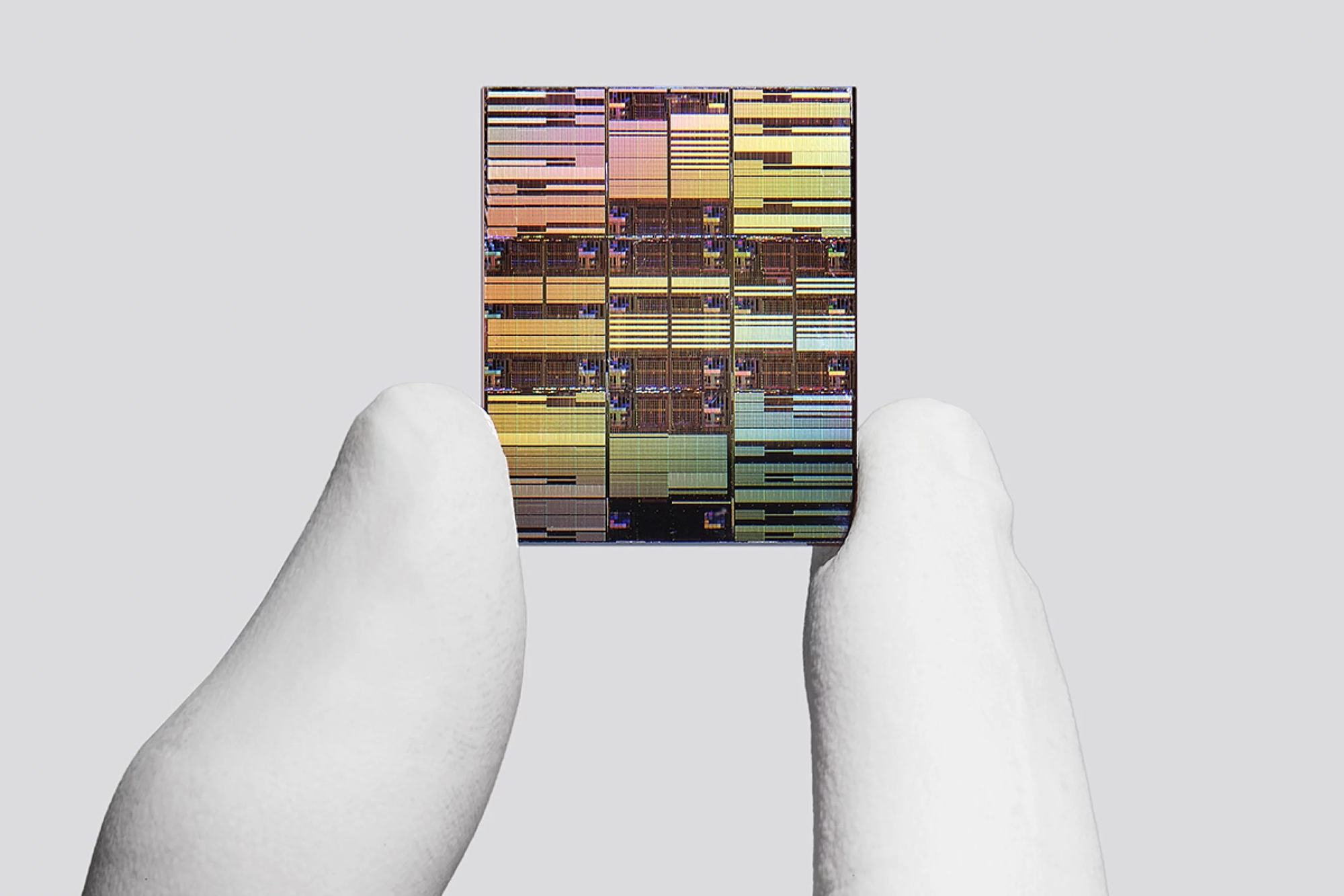 Định h&igrave;nh lại c&aacute;n c&acirc;n b&aacute;n dẫn to&agrave;n cầu: IBM chế tạo th&agrave;nh c&ocirc;ng chip dưới 1 nm, nhồi nh&eacute;t 100 tỷ b&oacute;ng b&aacute;n dẫn bằng m&oacute;ng tay - Ảnh 1.