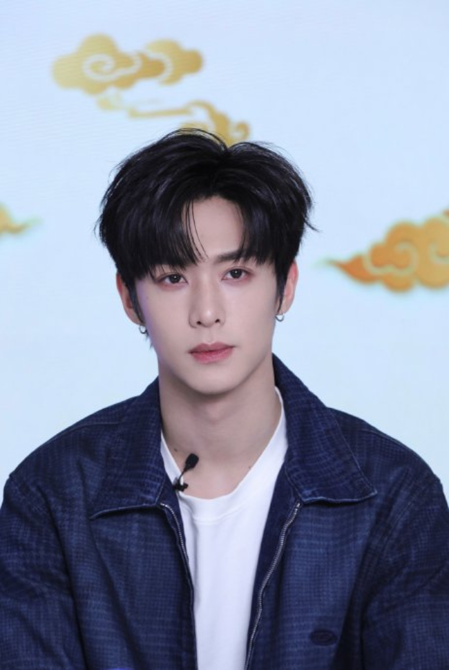 Clip cặp ti&ecirc;n đồng ngọc nữ showbiz gen Z h&ocirc;n nhau giữa s&acirc;n bay d&ugrave; từng một mực phủ nhận đang y&ecirc;u - Ảnh 5.