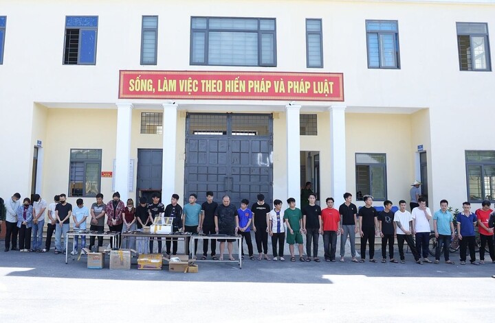 Triệt ph&aacute; đường d&acirc;y đ&aacute;nh bạc xuy&ecirc;n quốc gia giao dịch hơn 1 . 000 Tỷ đồng - Ảnh 1.