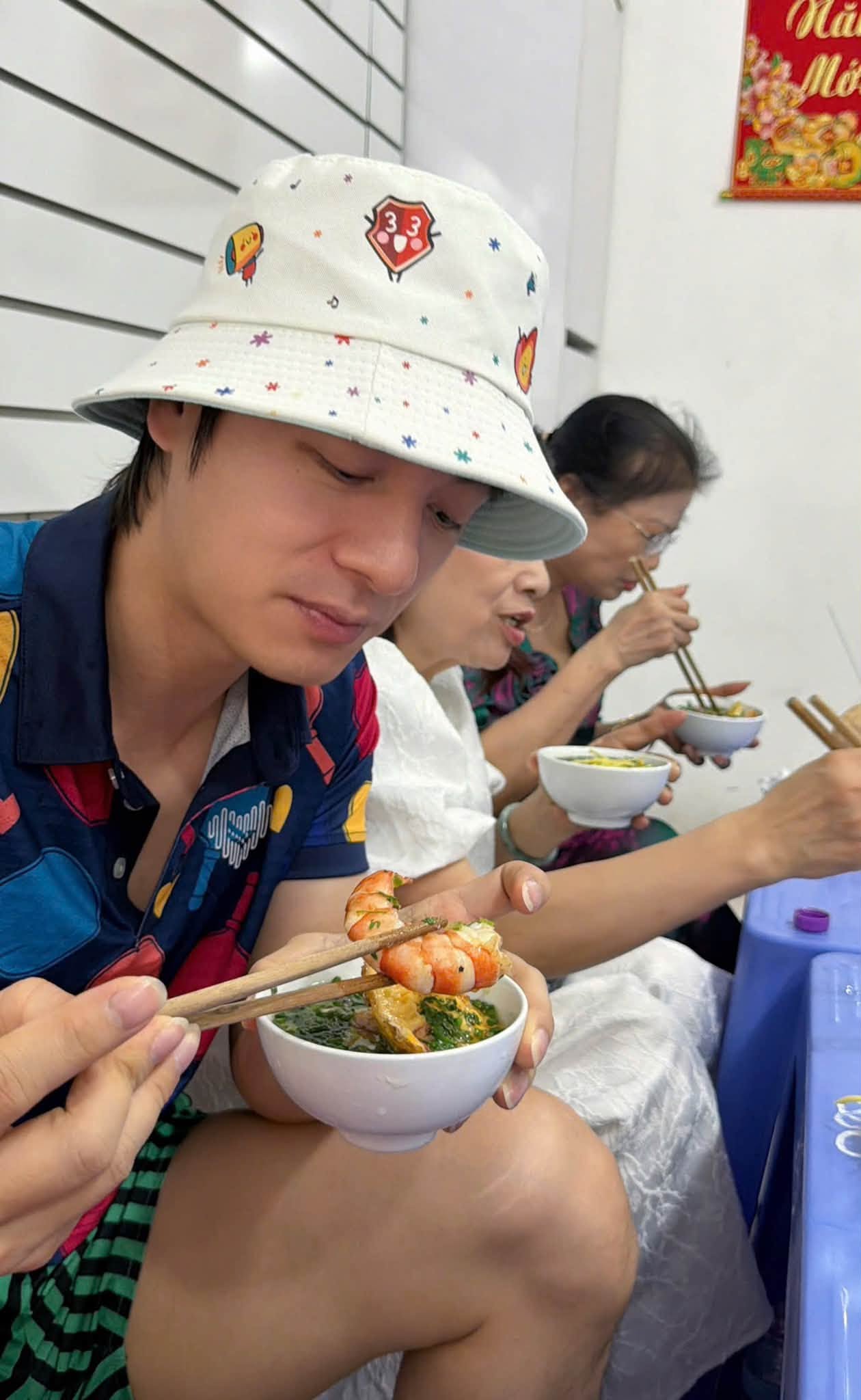 Gia đình hotmom Thủy Anh mê bánh căn Nha Trang: Món ngon không thể bỏ lỡ - Ảnh 3.