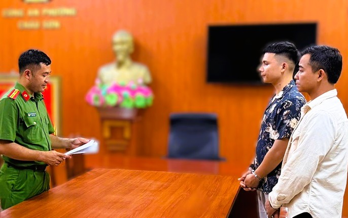 Bắt thanh ni&ecirc;n tr&ecirc;u ghẹo, t&aacute;t c&ocirc; g&aacute;i trẻ trước qu&aacute;n karaoke - Ảnh 1.