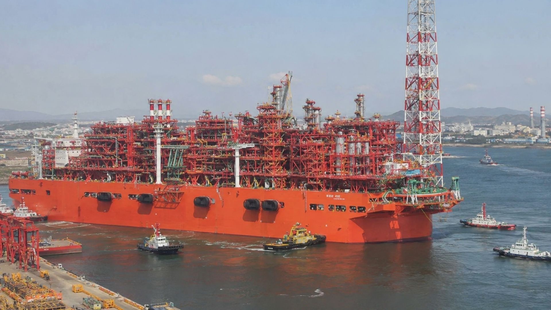 Ph&aacute;t hiện 'nh&agrave; m&aacute;y nổi' d&agrave;i 376 m rời Trung Quốc địa điểm c&aacute;ch xa 12.000 km - cung cấp hơn 2 triệu tấn 'v&agrave;ng lỏng' mỗi năm - Ảnh 1.