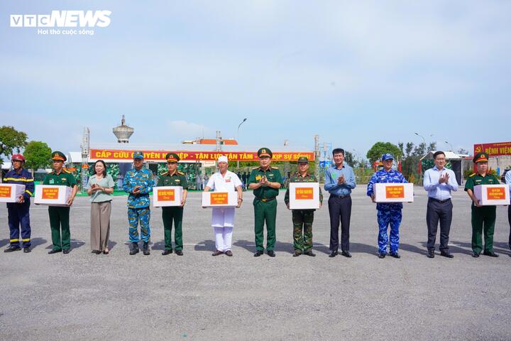 Diễn tập cứu hộ tr&ecirc;n biển ứng ph&oacute; si&ecirc;u b&atilde;o tại Ninh B&igrave;nh năm 2026 - Ảnh 12.