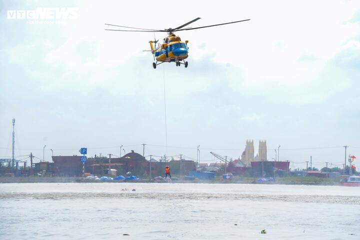 Diễn tập cứu hộ tr&ecirc;n biển ứng ph&oacute; si&ecirc;u b&atilde;o tại Ninh B&igrave;nh năm 2026 - Ảnh 6.