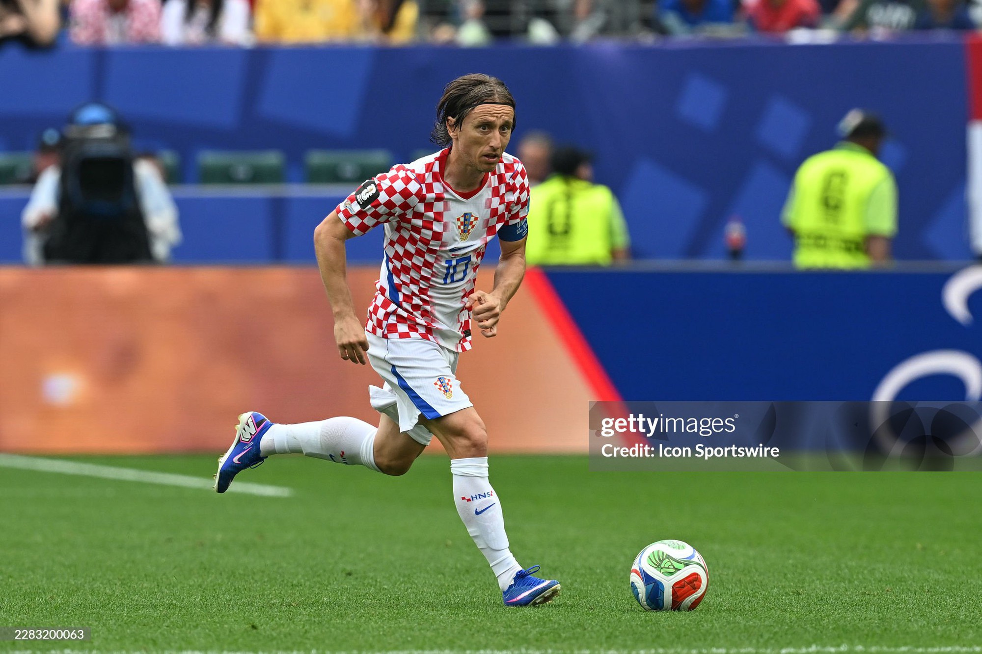 Huyền thoại World Cup s&aacute;nh vai với Messi v&agrave; Ronaldo sắp rơi v&agrave;o cảnh &ldquo;thất nghiệp&rdquo; - Ảnh 1.