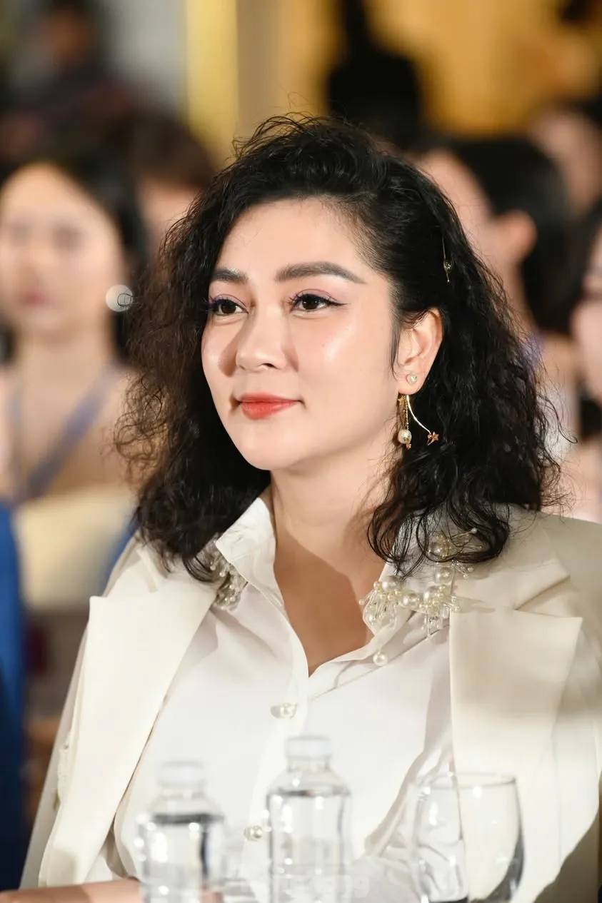 Bức ảnh để đời của Hoa hậu Việt Nam nổi đ&igrave;nh đ&aacute;m qu&ecirc; Hải Ph&ograve;ng: Mặt ng&acirc;y thơ, th&acirc;n h&igrave;nh thon gọn - Ảnh 2.