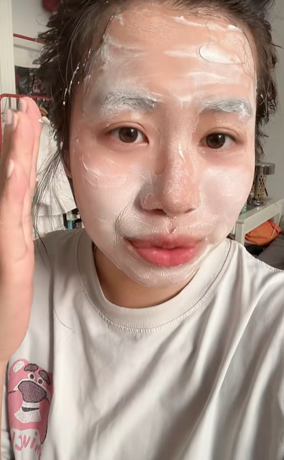 TikToker Việt ở Ph&aacute;p, Bỉ cập nhật t&igrave;nh trạng giữa nắng n&oacute;ng: Bất lực v&igrave; kh&ocirc;ng thể mua quạt, ở nh&agrave; phải b&ocirc;i 1 thứ l&ecirc;n mặt cho đỡ r&aacute;t - Ảnh 6.
