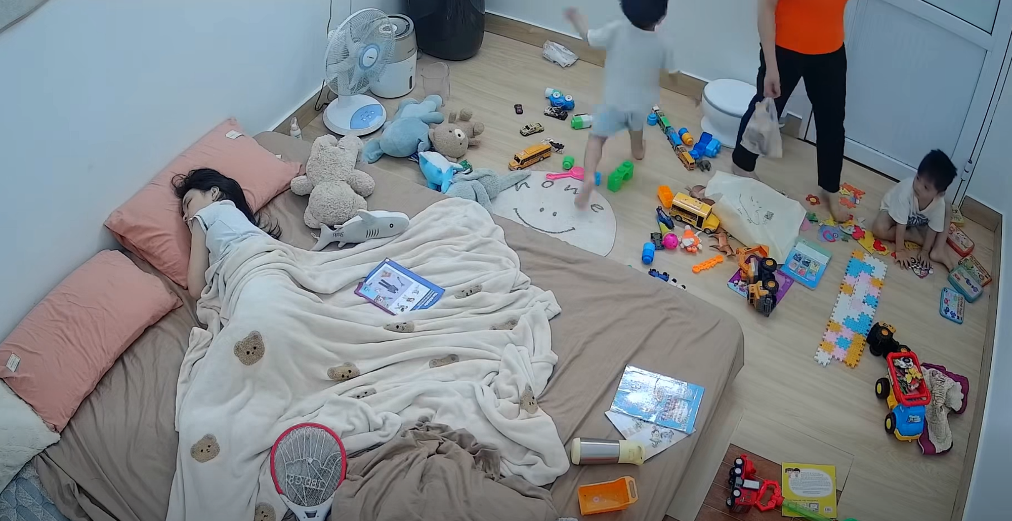 Lịm tim với clip 2 "so&aacute;i ca nh&iacute;" chơi l&eacute;n trong b&oacute;ng tối cho mẹ ngủ, b&agrave; v&agrave;o bật đ&egrave;n liền phản ứng đ&aacute;ng y&ecirc;u thế n&agrave;y đ&acirc;y! - Ảnh 2.