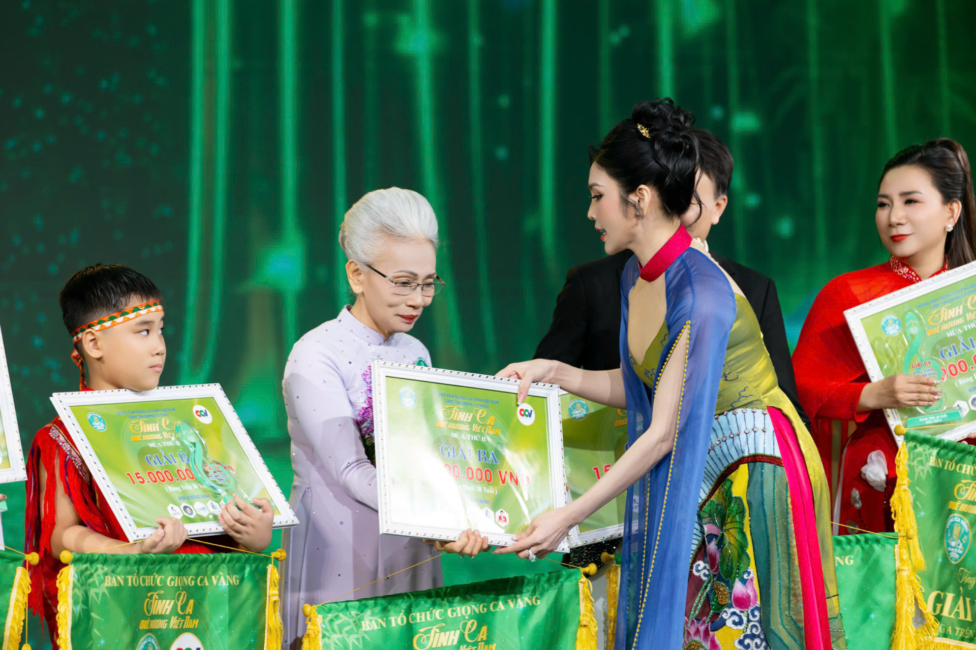B&agrave; Phạm &Aacute;nh Phương tiếp tục đoạt giải thưởng &acirc;m nhạc ở tuổi 68 - Ảnh 3.