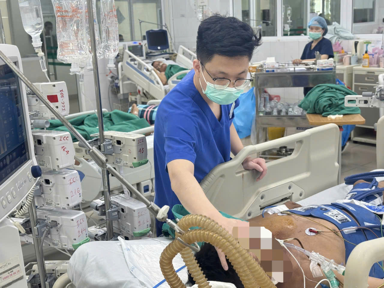 Ph&aacute;t hiện cha nằm bất động, con trai bị điện giật khi lại gần - Ảnh 1.
