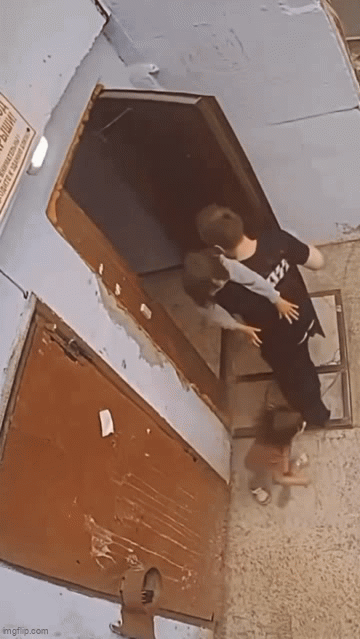 Gã đàn ông định bắt cóc bé gái 5 tuổi, camera ở hiện trường ghi lại cảnh tượng khó tin - Ảnh 2.