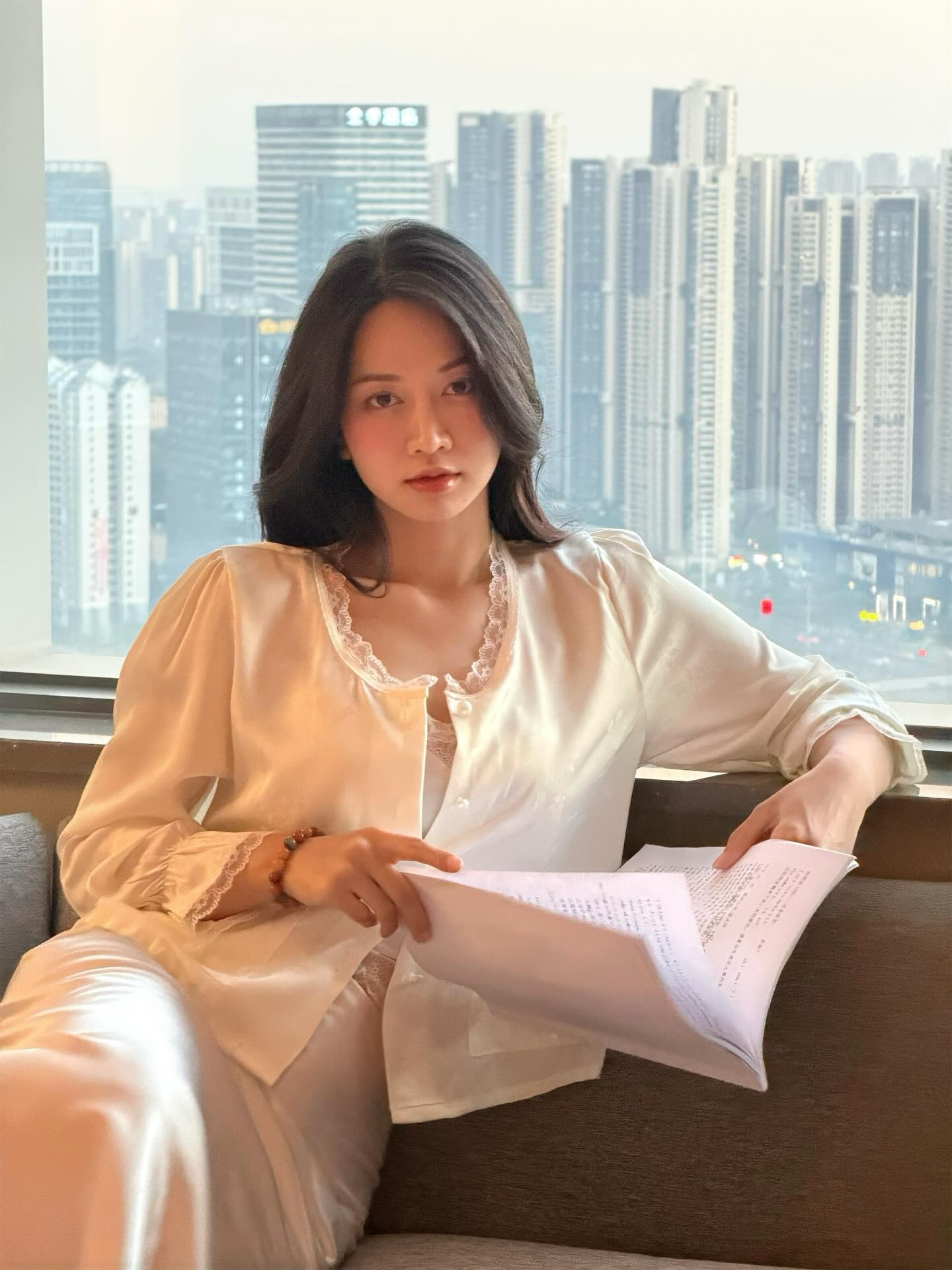 L&ecirc; Bống quyết kh&ocirc;ng bỏ s&oacute;t ng&agrave;nh nghề n&agrave;o: L&agrave;m từ MC, diễn vi&ecirc;n đến kiến tr&uacute;c sư, tạc tượng - Ảnh 1.