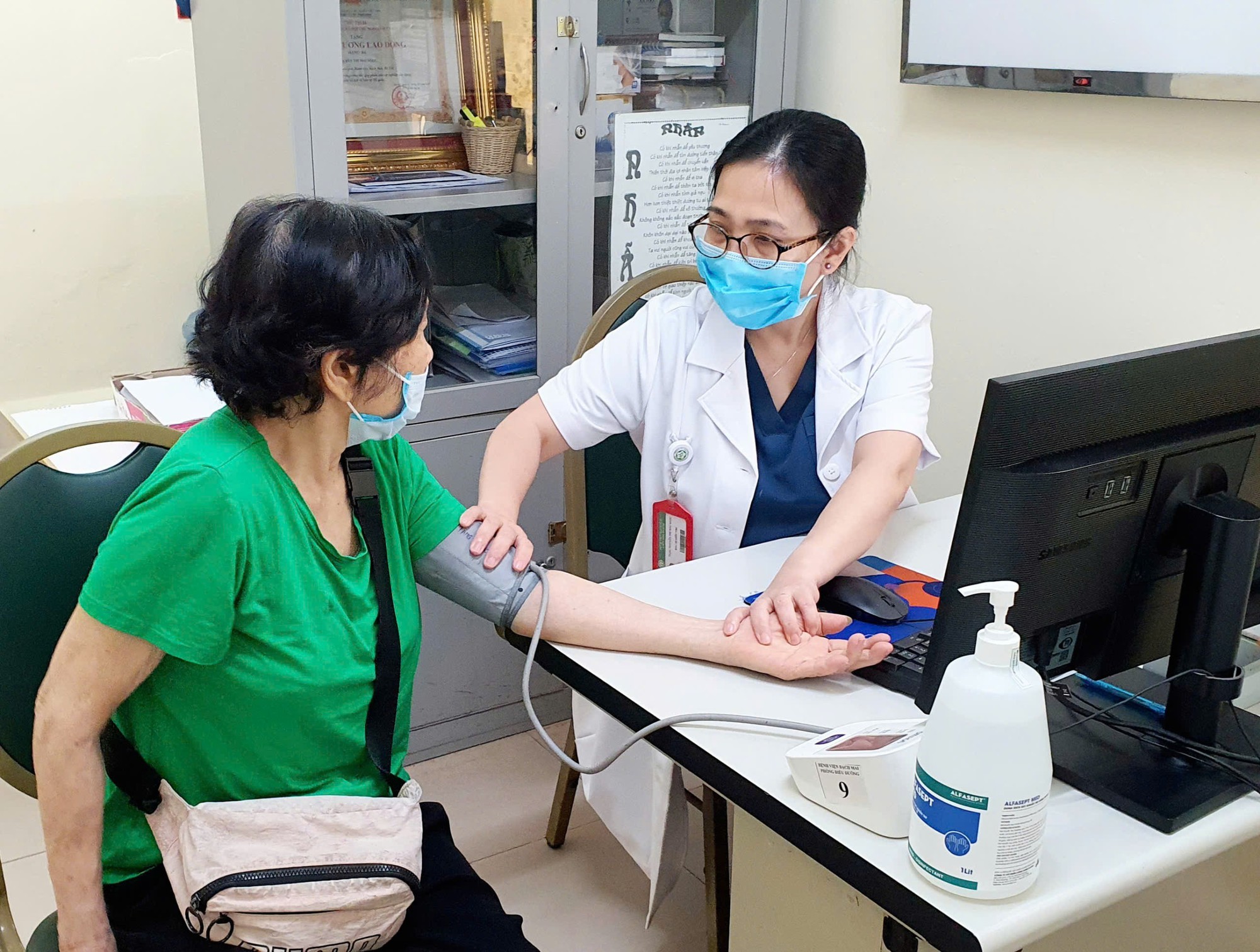 Kh&aacute;m sức khỏe xong, dữ liệu sẽ tự động l&ecirc;n VNeID - Ảnh 2.