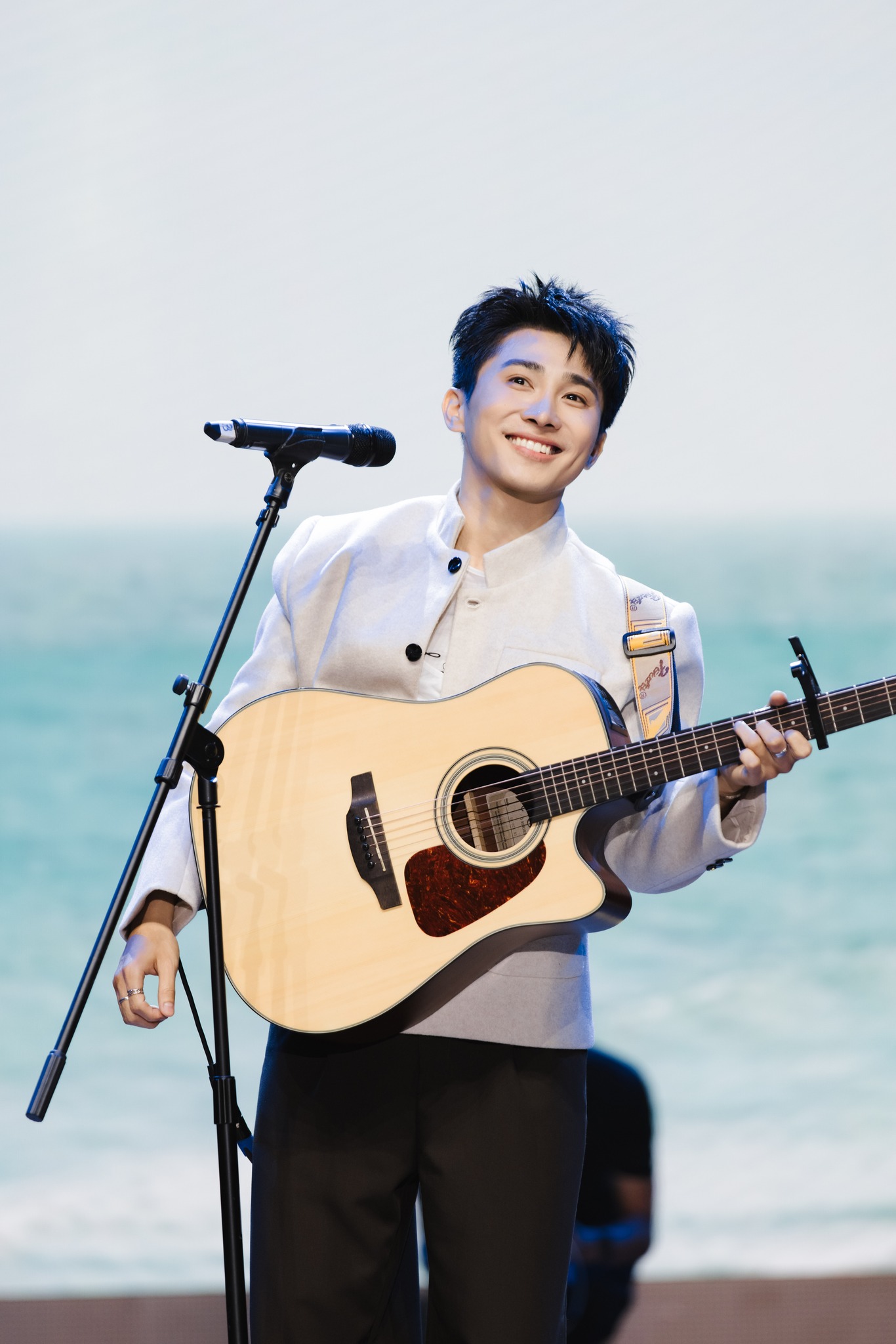 Việt Nam c&oacute; ca sĩ đẹp trai chưa debut đ&atilde; nổi tiếng cả nước, chăm trẻ chuy&ecirc;n nghiệp nh&igrave;n muốn cưới ngay!- Ảnh 6.