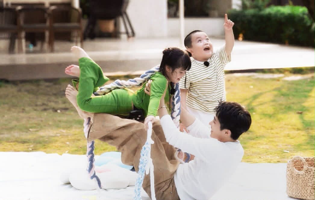 Việt Nam c&oacute; ca sĩ đẹp trai chưa debut đ&atilde; nổi tiếng cả nước, chăm trẻ chuy&ecirc;n nghiệp nh&igrave;n muốn cưới ngay!- Ảnh 3.