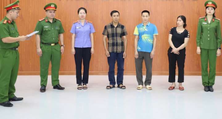 3 Người bị bắt v&igrave; Tuồn 1 . 000 Tấn gi&aacute; đỗ ng&acirc;m h&oacute;a chất ra thị trường - Ảnh 1.