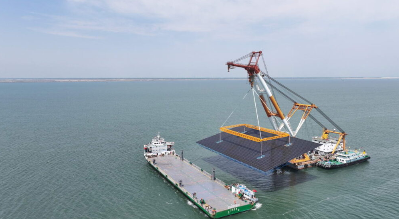 Ph&aacute;t hiện 240 cọc th&eacute;p khổng lồ được Trung Quốc cắm xuống đ&aacute;y biển, kết nối bằng hệ thống c&aacute;p ngầm, gấp r&uacute;t thi c&ocirc;ng một si&ecirc;u dự &aacute;n 2 tỷ USD - Ảnh 1.