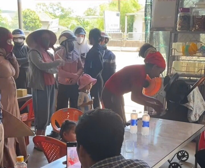 Ba mẹ con đi bộ xuy&ecirc;n miền Trung nhận hỗ trợ về nh&agrave; giữa thời tiết nắng n&oacute;ng - Ảnh 1.