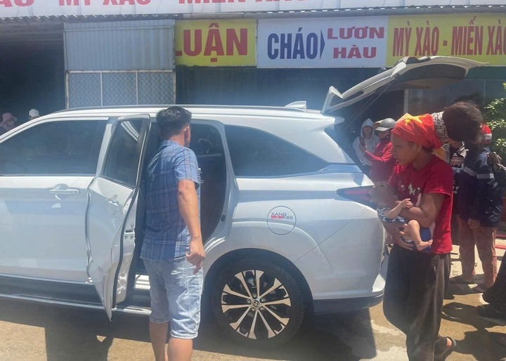 Ba mẹ con đi bộ xuy&ecirc;n miền Trung nhận hỗ trợ về nh&agrave; giữa thời tiết nắng n&oacute;ng - Ảnh 2.