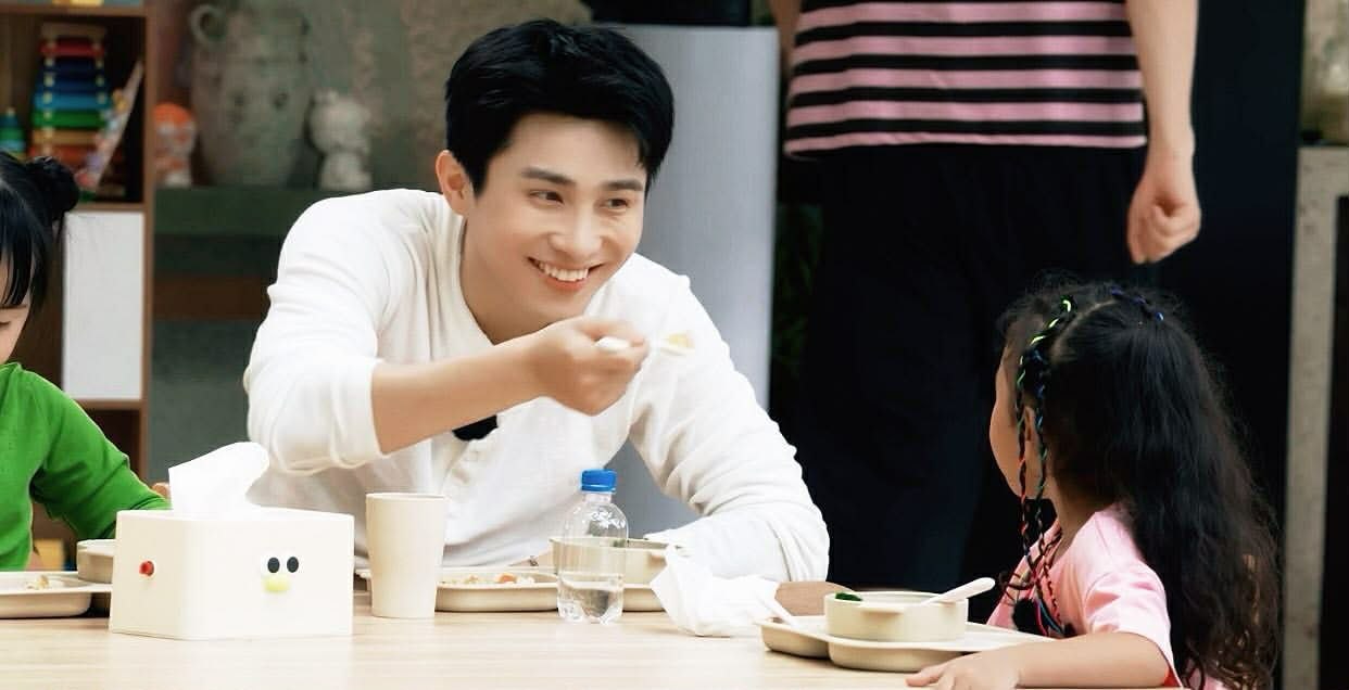 Việt Nam c&oacute; ca sĩ đẹp trai chưa debut đ&atilde; nổi tiếng cả nước, chăm trẻ chuy&ecirc;n nghiệp nh&igrave;n muốn cưới ngay!- Ảnh 1.