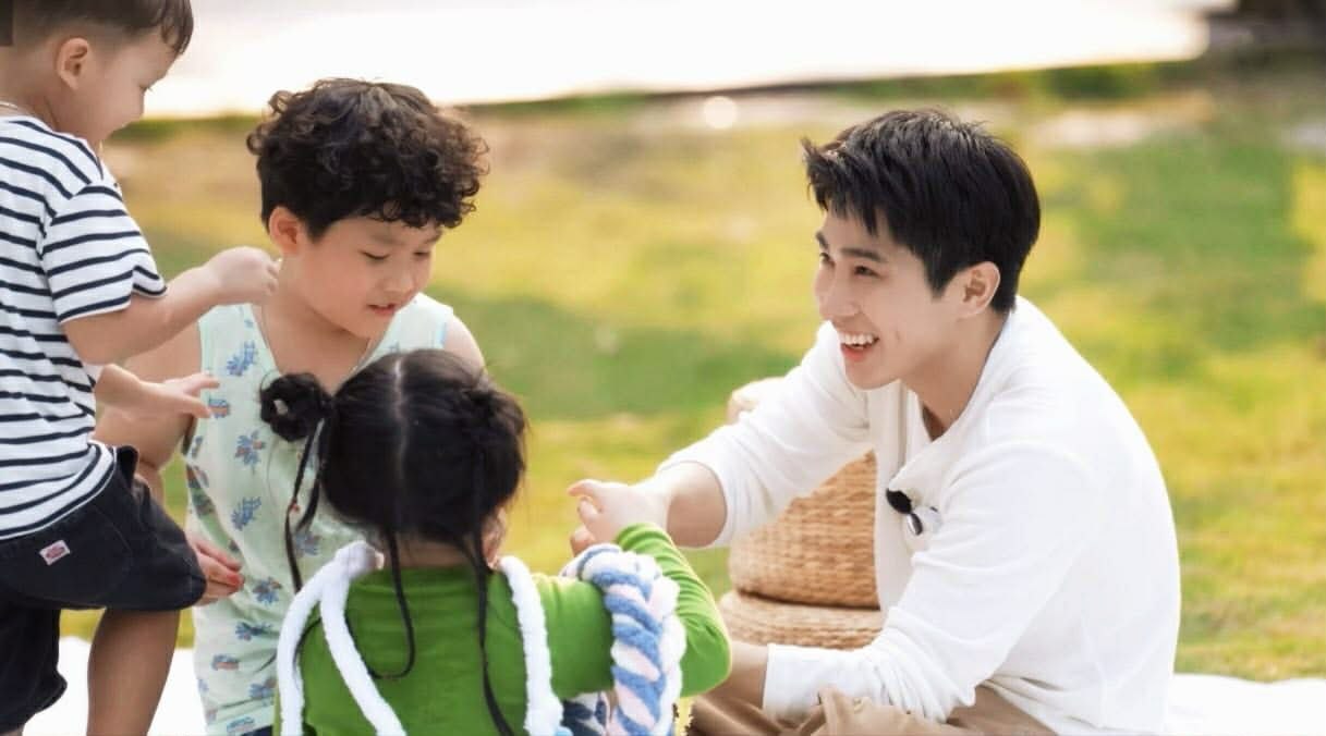 Việt Nam c&oacute; ca sĩ đẹp trai chưa debut đ&atilde; nổi tiếng cả nước, chăm trẻ chuy&ecirc;n nghiệp nh&igrave;n muốn cưới ngay!- Ảnh 4.