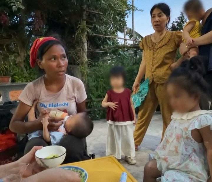 Mẹ con đi bộ miền Trung giữa nắng n&oacute;ng 40 độ C: Cần gi&aacute;m s&aacute;t chặt chẽ - Ảnh 2.
