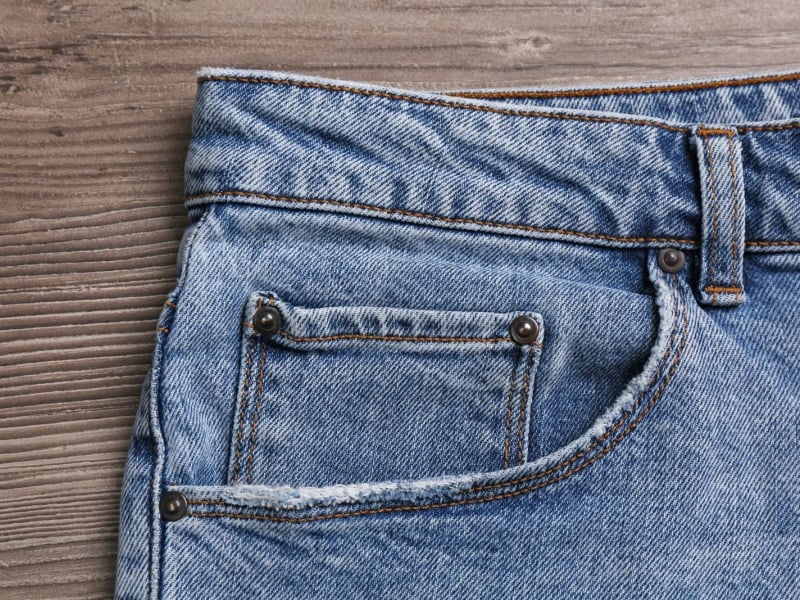 Khuy kim loại tr&ecirc;n quần jeans: C&ocirc;ng dụng bất ngờ m&agrave; 90% người kh&ocirc;ng biết - Ảnh 1.