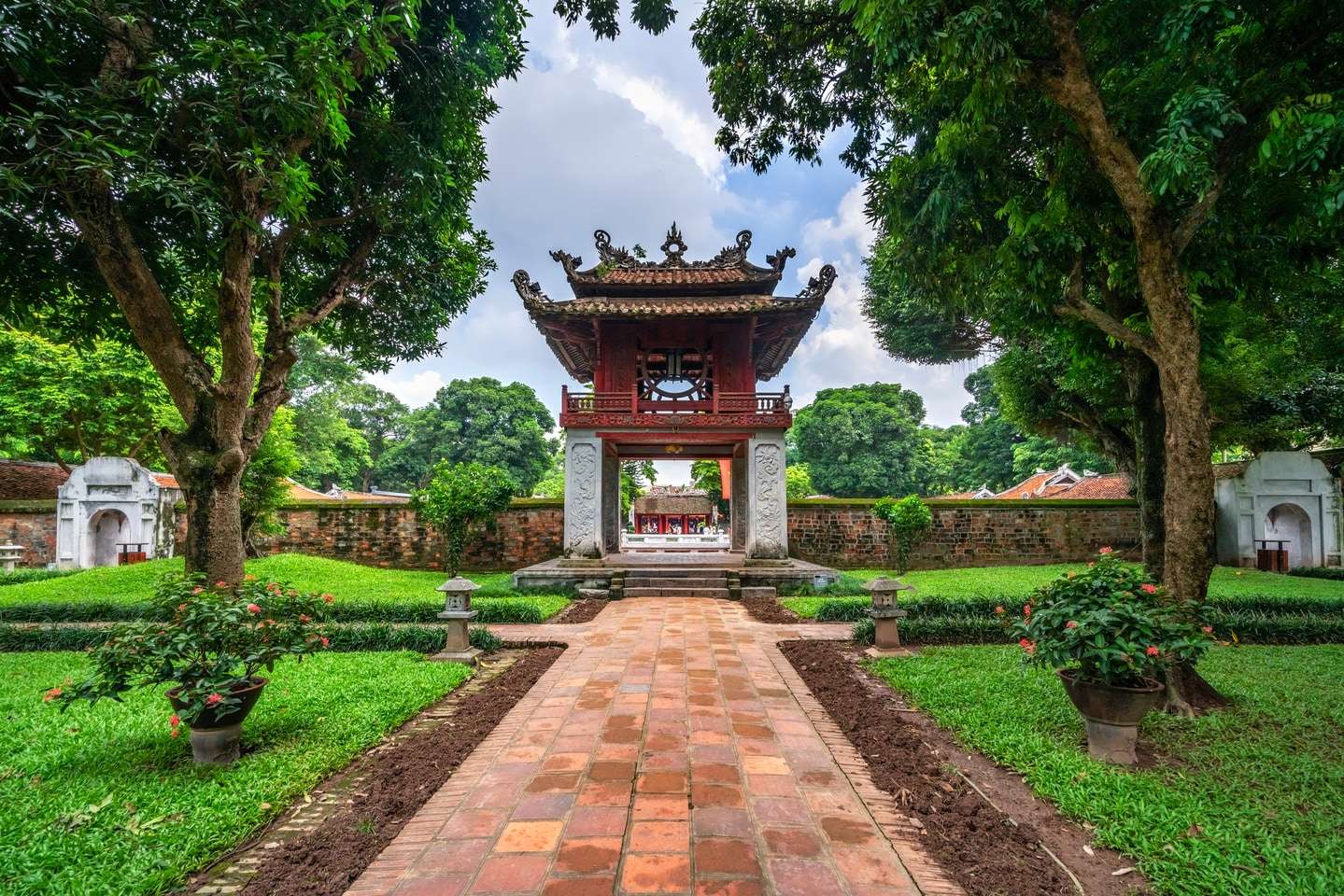 Di tích nổi tiếng ở Hà Nội tổ chức hoạt động riêng cho mùa thi, liên quan tới 1 loại quả - Ảnh 1.