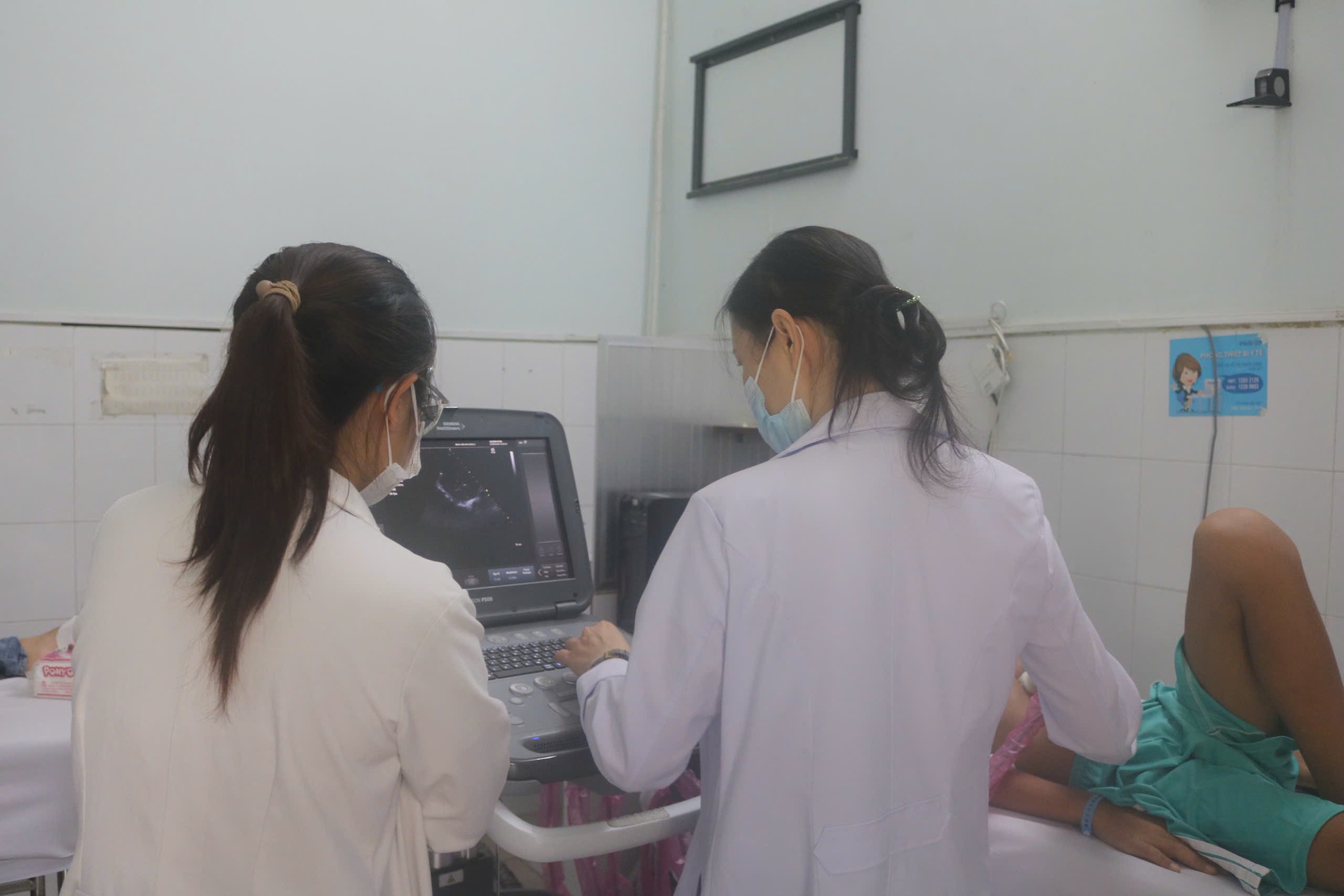 B&aacute;c sĩ sốc khi ph&aacute;t hiện chiếc tăm tre cắm trong tim b&eacute; trai 13 tuổi - Ảnh 1.