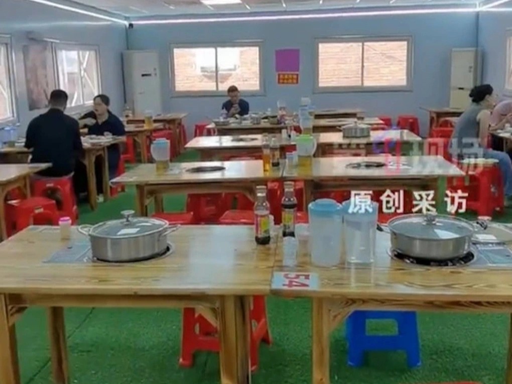 Qu&aacute;n lẩu g&agrave; hot nhất Trung Quốc, đến nỗi từng phải van xin kh&aacute;ch đừng tới nay cầu được ước thấy, chẳng c&ograve;n ai tới nữa - Ảnh 3.