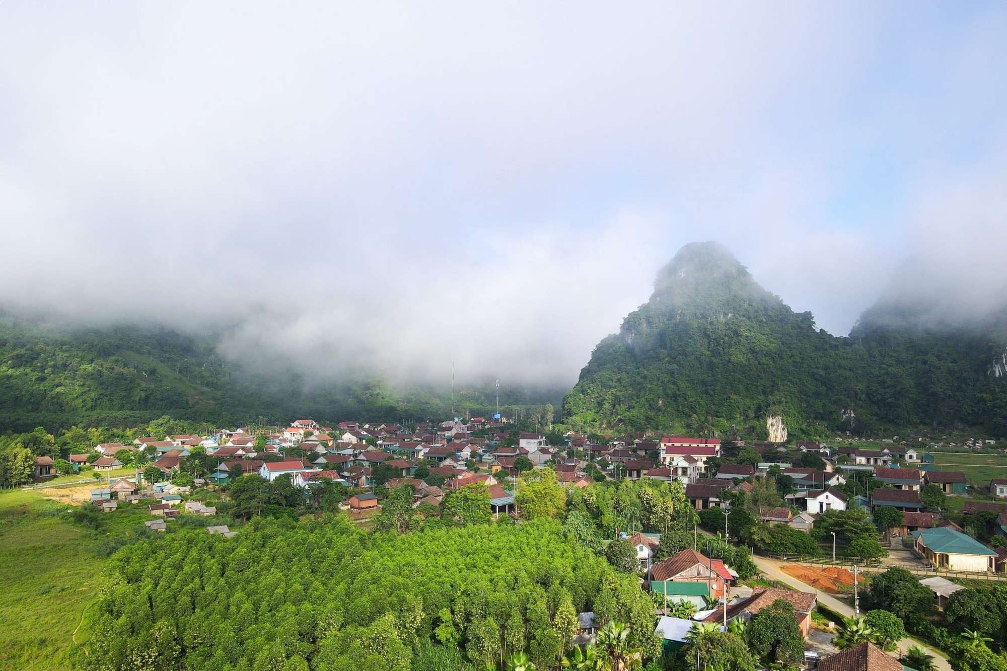Việt Nam c&oacute; ng&ocirc;i l&agrave;ng cứ lũ về l&agrave; nh&agrave; cửa nổi bồng bềnh, nay lột x&aacute;c th&agrave;nh đặc sản h&aacute;i ra tiền v&agrave; ẵm trọn giải thưởng tốt nhất thế giới - Ảnh 2.