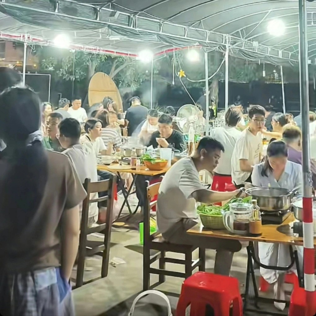 Qu&aacute;n lẩu g&agrave; hot nhất Trung Quốc, đến nỗi từng phải van xin kh&aacute;ch đừng tới nay cầu được ước thấy, chẳng c&ograve;n ai tới nữa - Ảnh 1.