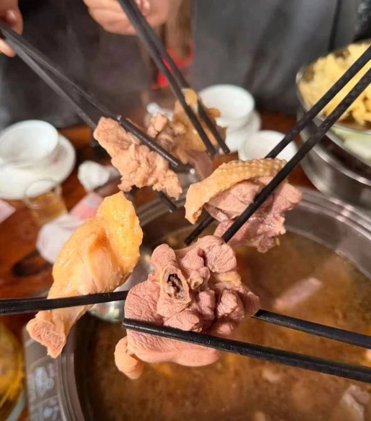 Qu&aacute;n lẩu g&agrave; hot nhất Trung Quốc, đến nỗi từng phải van xin kh&aacute;ch đừng tới nay cầu được ước thấy, chẳng c&ograve;n ai tới nữa - Ảnh 4.