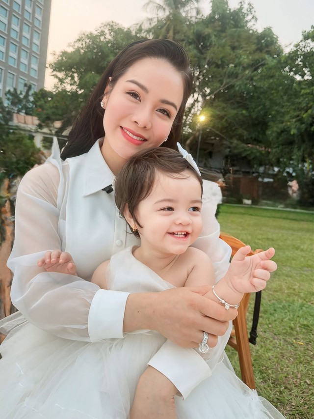Nữ chủ tịch l&agrave; mẹ đơn th&acirc;n showbiz, ng&agrave;y c&agrave;ng n&oacute;ng bỏng sau ly h&ocirc;n, nu&ocirc;i con trong biệt thự 20 tỷ - Ảnh 5.