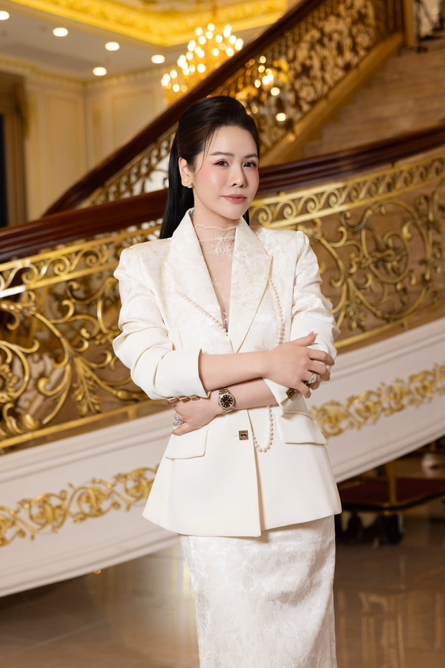 Nữ chủ tịch l&agrave; mẹ đơn th&acirc;n showbiz, ng&agrave;y c&agrave;ng n&oacute;ng bỏng sau ly h&ocirc;n, nu&ocirc;i con trong biệt thự 20 tỷ - Ảnh 4.