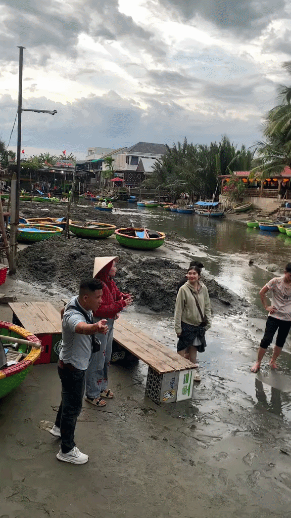Cảnh tượng tại điểm du lịch nổi tiếng Hội An khiến nhiều người bất ngờ, thốt lên: Không tin vào mắt mình - Ảnh 1.