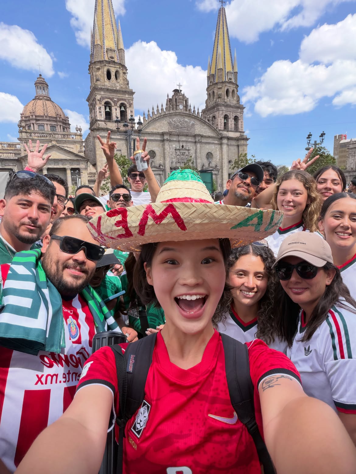 Bức ảnh c&ocirc; g&aacute;i đi xem World Cup 2026 tưởng b&igrave;nh thường cho đến khi biết danh t&iacute;nh- Ảnh 2.