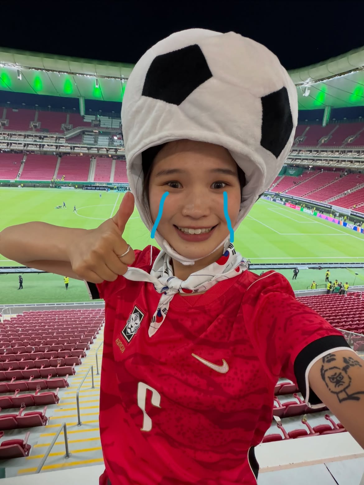 Bức ảnh c&ocirc; g&aacute;i đi xem World Cup 2026 tưởng b&igrave;nh thường cho đến khi biết danh t&iacute;nh- Ảnh 1.