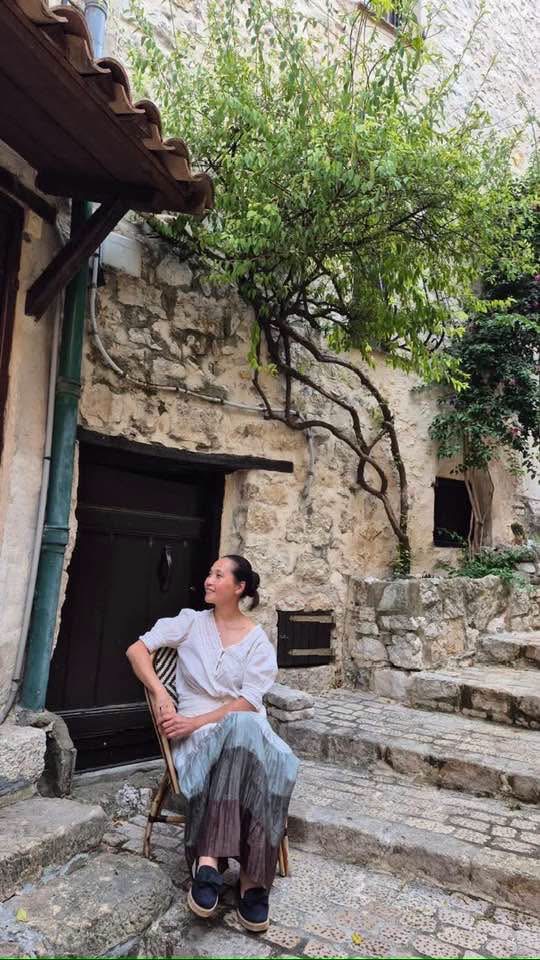 L&ecirc; Vi: &ldquo;Nh&igrave;n người Ph&aacute;p vật v&atilde; chịu đựng c&aacute;i n&oacute;ng, t&ocirc;i thương v&ocirc; c&ugrave;ng người d&acirc;n Việt m&igrave;nh&rdquo; - Ảnh 1.