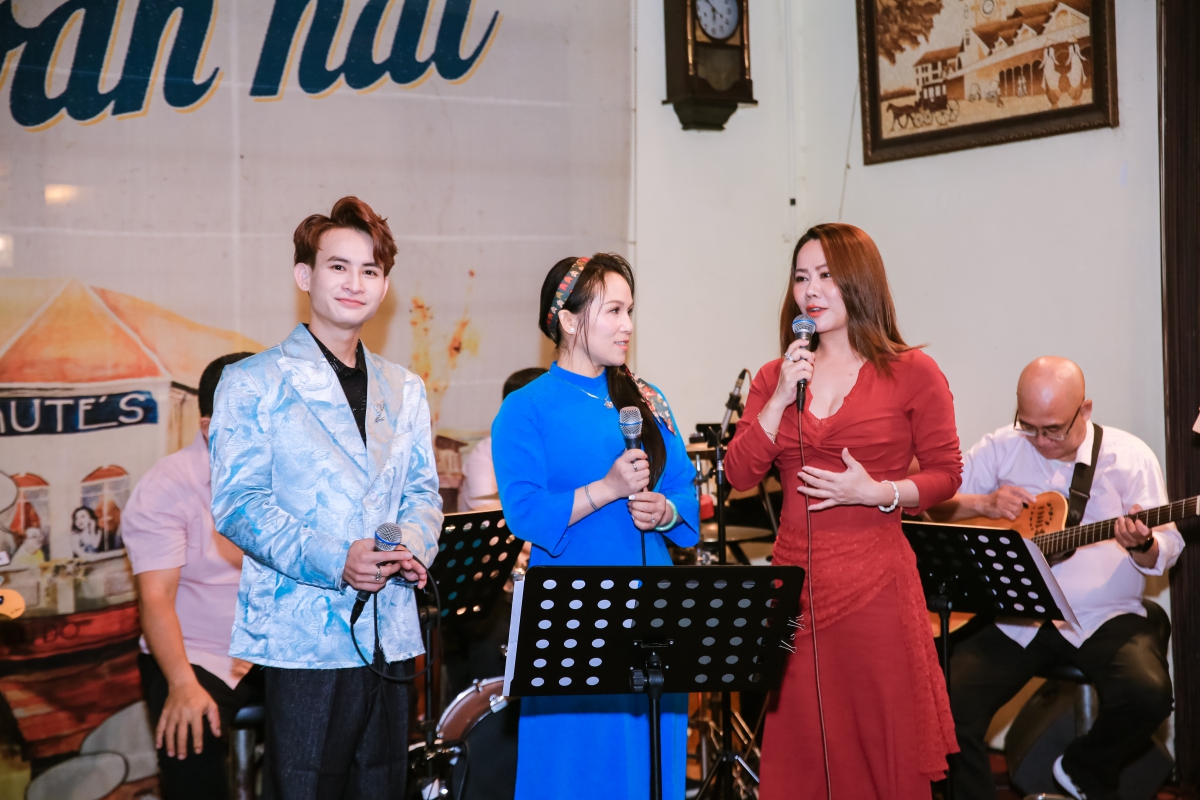 Nguyễn Quốc Linh h&aacute;t li&ecirc;n tục 20 ca kh&uacute;c trong đ&ecirc;m nhạc ri&ecirc;ng - Ảnh 4.
