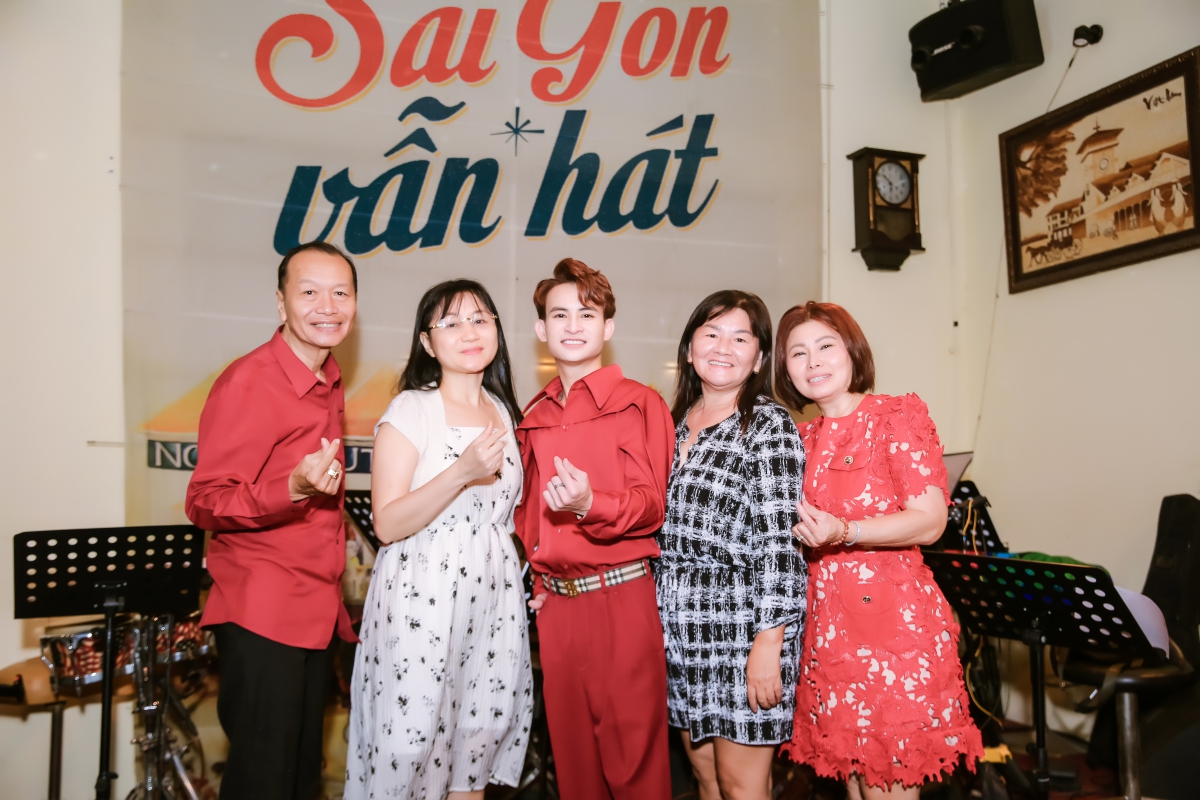 Nguyễn Quốc Linh h&aacute;t li&ecirc;n tục 20 ca kh&uacute;c trong đ&ecirc;m nhạc ri&ecirc;ng - Ảnh 5.